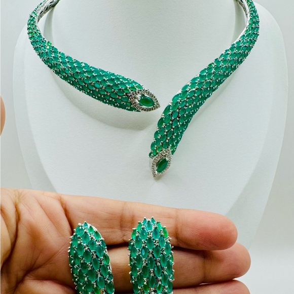 Trendy yet Light Weight Necklace - Picture 6 of 7